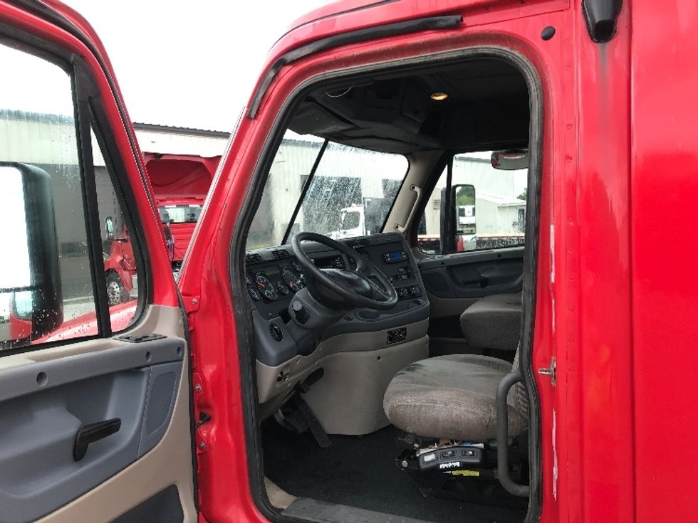 2018 Freightliner Cascadia 125" Sleeper Cab photo 10