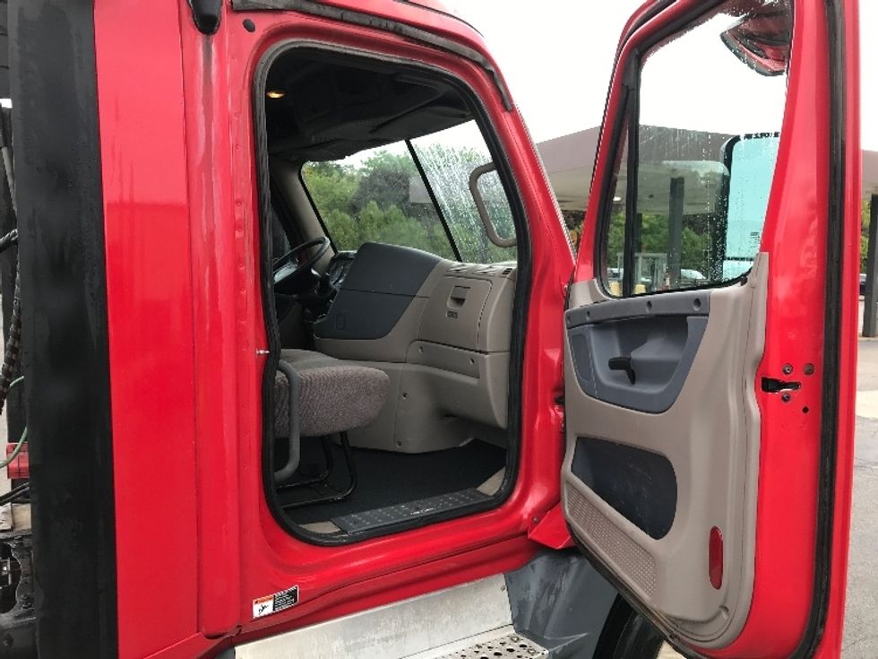 2018 Freightliner Cascadia 125" Sleeper Cab photo 12