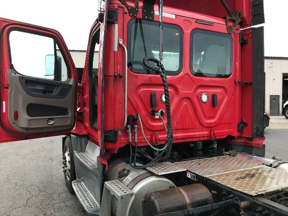 2018 Freightliner Cascadia 125" Sleeper Cab photo 16