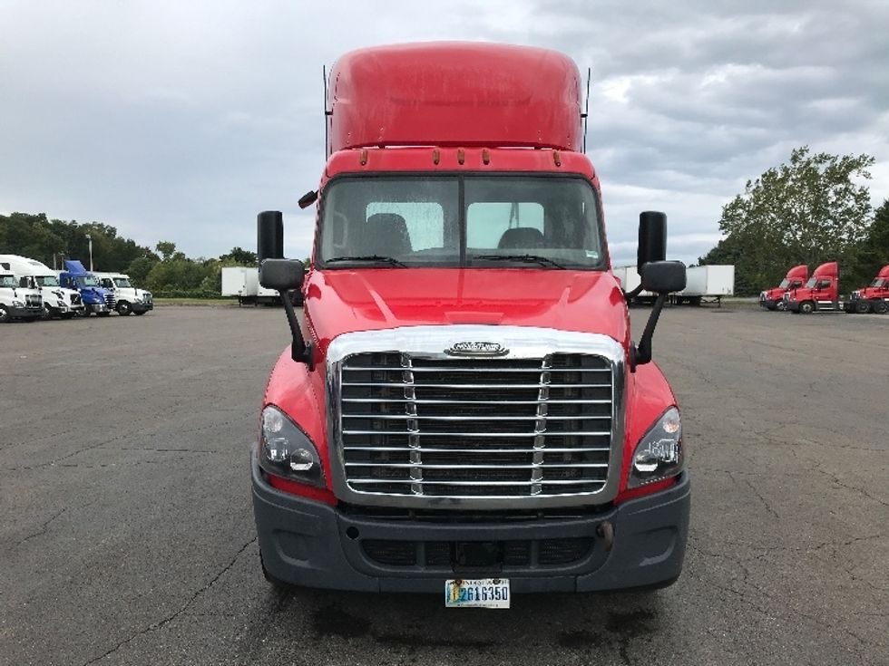 2018 Freightliner Cascadia 125" Sleeper Cab photo 2
