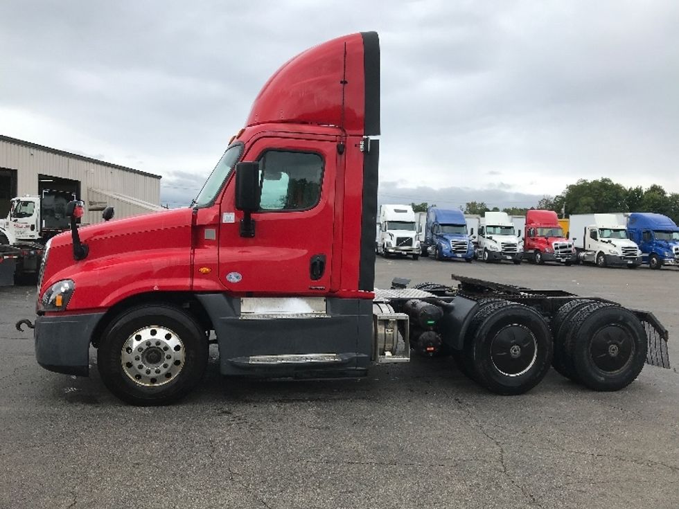 2018 Freightliner Cascadia 125" Sleeper Cab photo 4