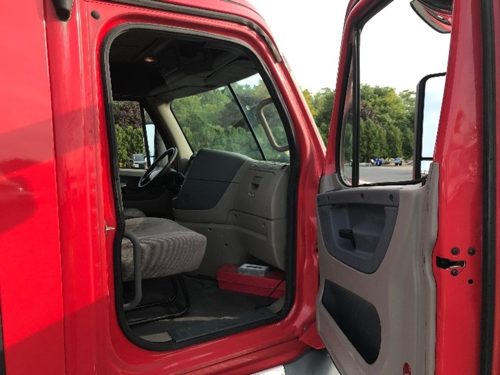 Day Cab Tractor-Heavy Duty Tractors-Freightliner-2018-Cascadia 12564ST-Fredonia-NY-584,826\n\t\tmiles-$ 28,500 - Image 12