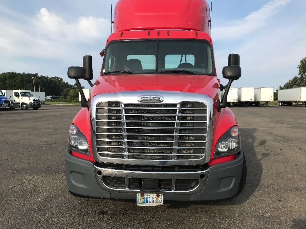 Day Cab Tractor-Heavy Duty Tractors-Freightliner-2018-Cascadia 12564ST-Fredonia-NY-584,826\n\t\tmiles-$ 28,500 - Image 2