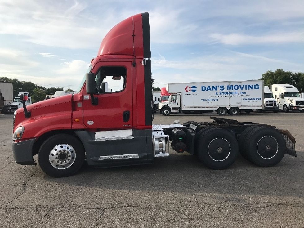 Day Cab Tractor-Heavy Duty Tractors-Freightliner-2018-Cascadia 12564ST-Fredonia-NY-584,826\n\t\tmiles-$ 28,500 - Image 4