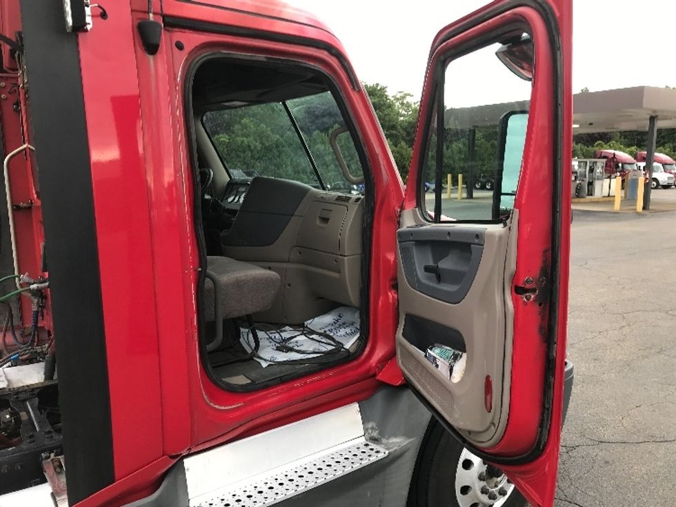 Day Cab Tractor-Heavy Duty Tractors-Freightliner-2018-Cascadia 12564ST-Fredonia-NY-622,889\n\t\tmiles-$ 26,500 - Image 12