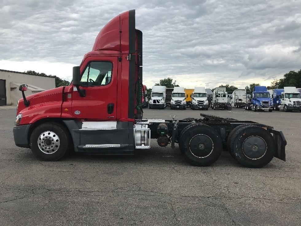 Day Cab Tractor-Heavy Duty Tractors-Freightliner-2018-Cascadia 12564ST-Fredonia-NY-622,889\n\t\tmiles-$ 26,500 - Image 4