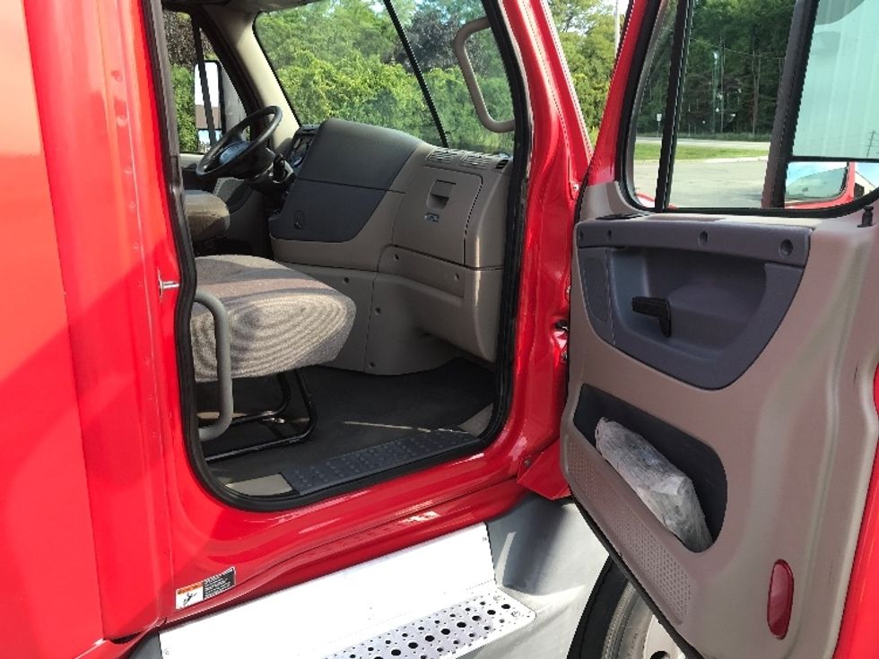 Day Cab Tractor-Heavy Duty Tractors-Freightliner-2018-Cascadia 12564ST-Fredonia-NY-650,276\n\t\tmiles-$ 26,500 - Image 12