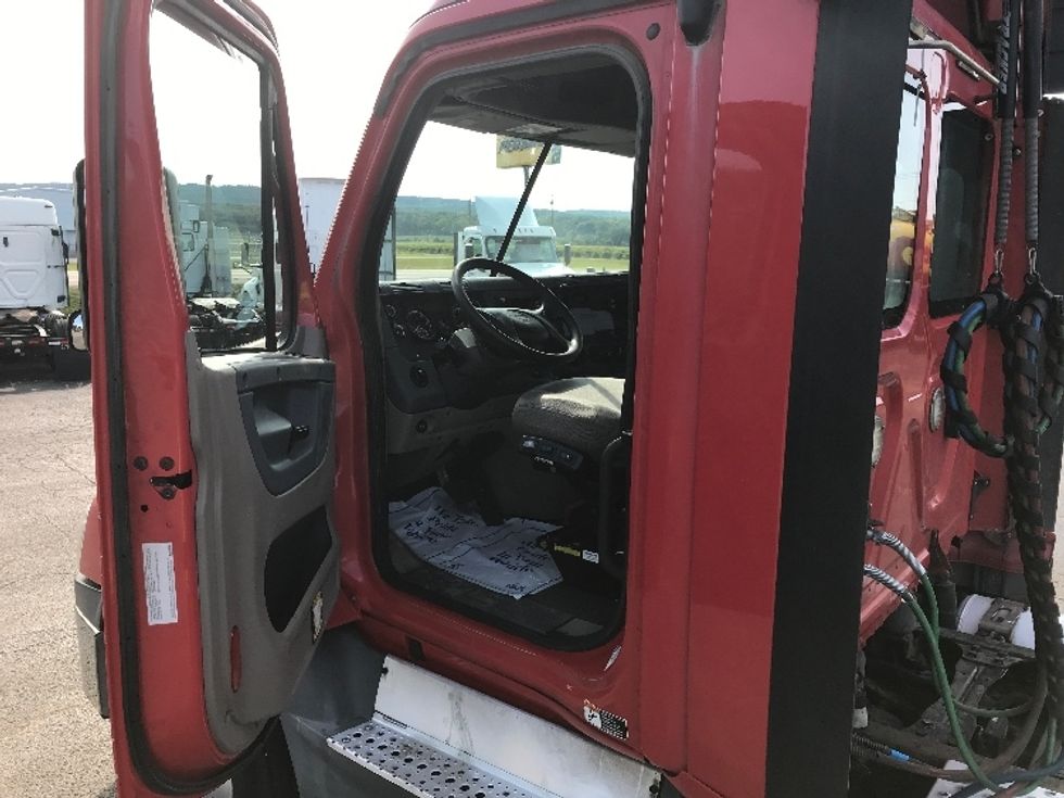 Day Cab Tractor-Heavy Duty Tractors-Freightliner-2018-Cascadia 12564ST-Fredonia-NY-650,276\n\t\tmiles-$ 26,500 - Image 9