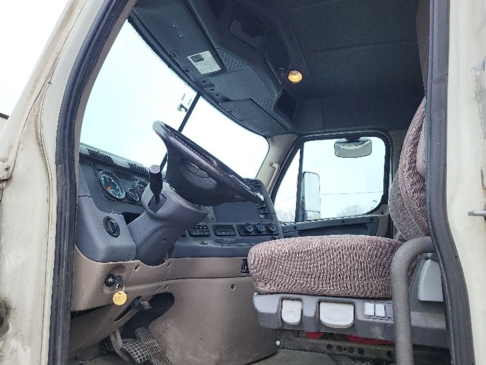 Day Cab Tractor-Heavy Duty Tractors-Freightliner-2018-Cascadia 12564ST-Gansevoort-NY-529,214\n\t\tmiles-$ 28,750 - Image 10