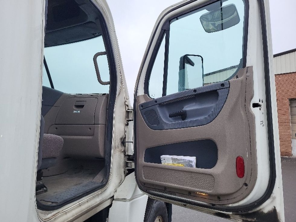 Day Cab Tractor-Heavy Duty Tractors-Freightliner-2018-Cascadia 12564ST-Gansevoort-NY-529,214\n\t\tmiles-$ 28,750 - Image 11