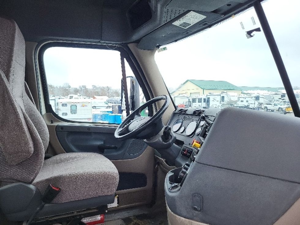 Day Cab Tractor-Heavy Duty Tractors-Freightliner-2018-Cascadia 12564ST-Gansevoort-NY-529,214\n\t\tmiles-$ 28,750 - Image 12