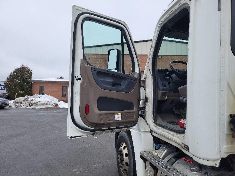 Day Cab Tractor-Heavy Duty Tractors-Freightliner-2018-Cascadia 12564ST-Gansevoort-NY-529,214\n\t\tmiles-$ 28,750 - Image 9