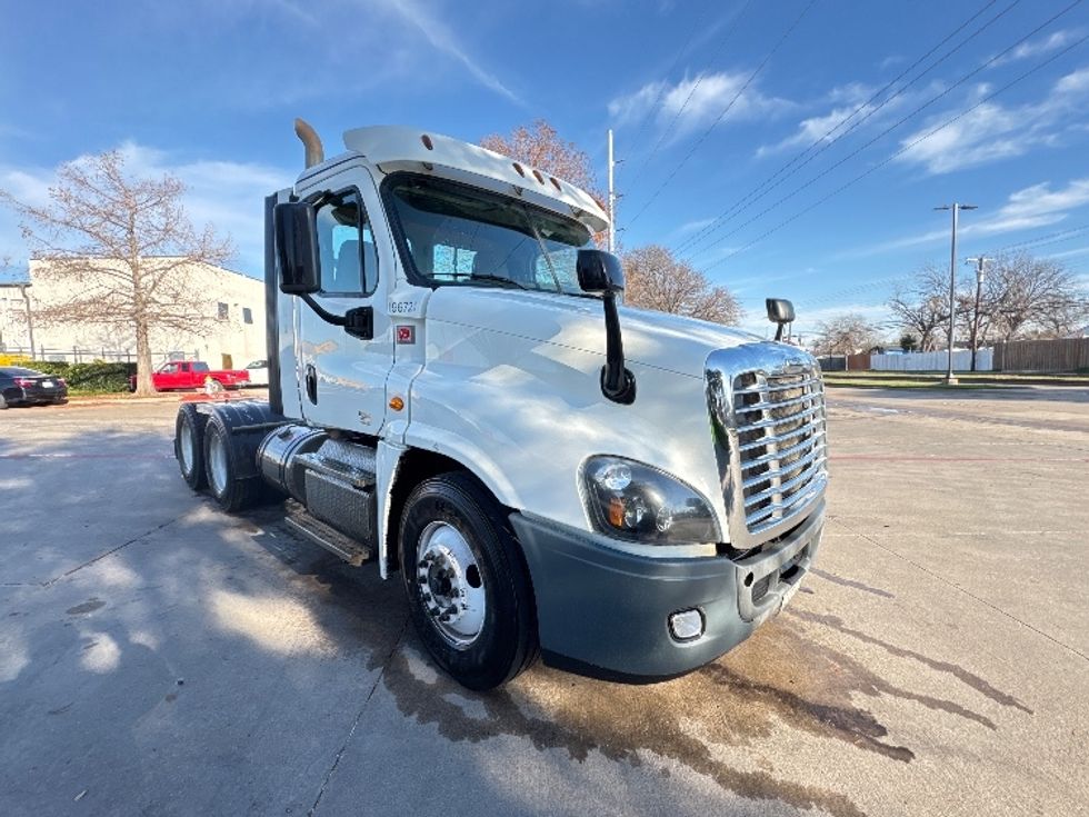 Day Cab Tractor-Heavy Duty Tractors-Freightliner-2018-Cascadia 12564ST-Garland-TX-354,437\n\t\tmiles-$ 44,750 - Image 1