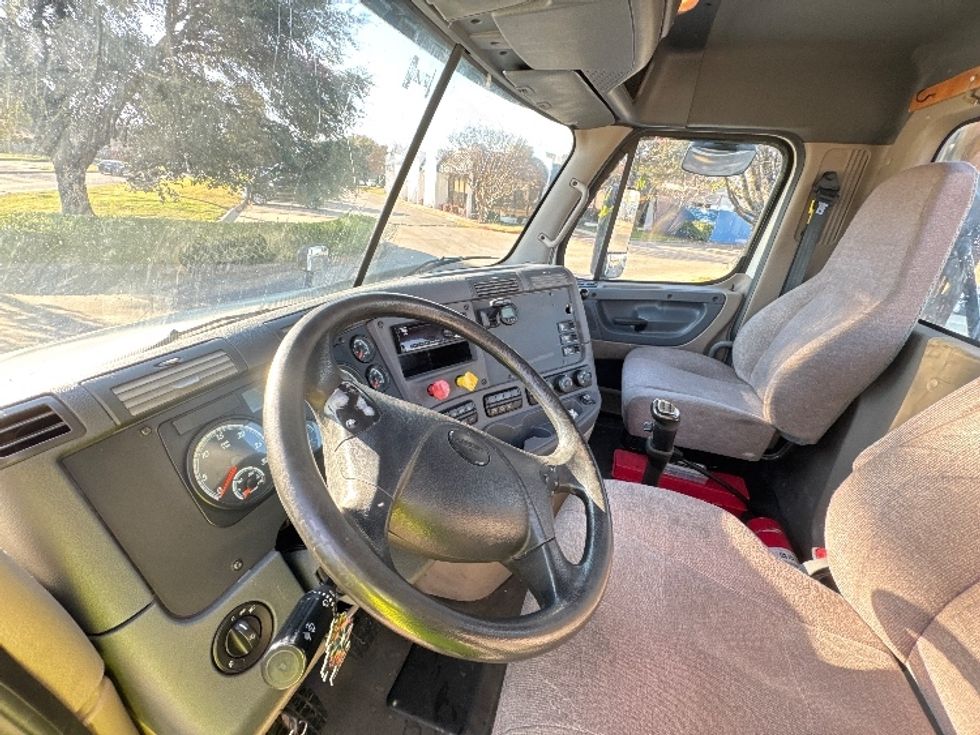 Day Cab Tractor-Heavy Duty Tractors-Freightliner-2018-Cascadia 12564ST-Garland-TX-354,437\n\t\tmiles-$ 44,750 - Image 10