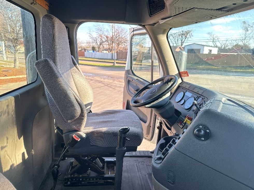 Day Cab Tractor-Heavy Duty Tractors-Freightliner-2018-Cascadia 12564ST-Garland-TX-354,437\n\t\tmiles-$ 44,750 - Image 14