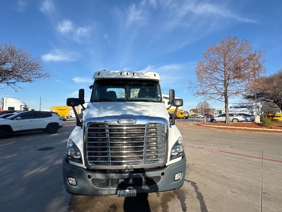 Day Cab Tractor-Heavy Duty Tractors-Freightliner-2018-Cascadia 12564ST-Garland-TX-354,437\n\t\tmiles-$ 44,750 - Image 2