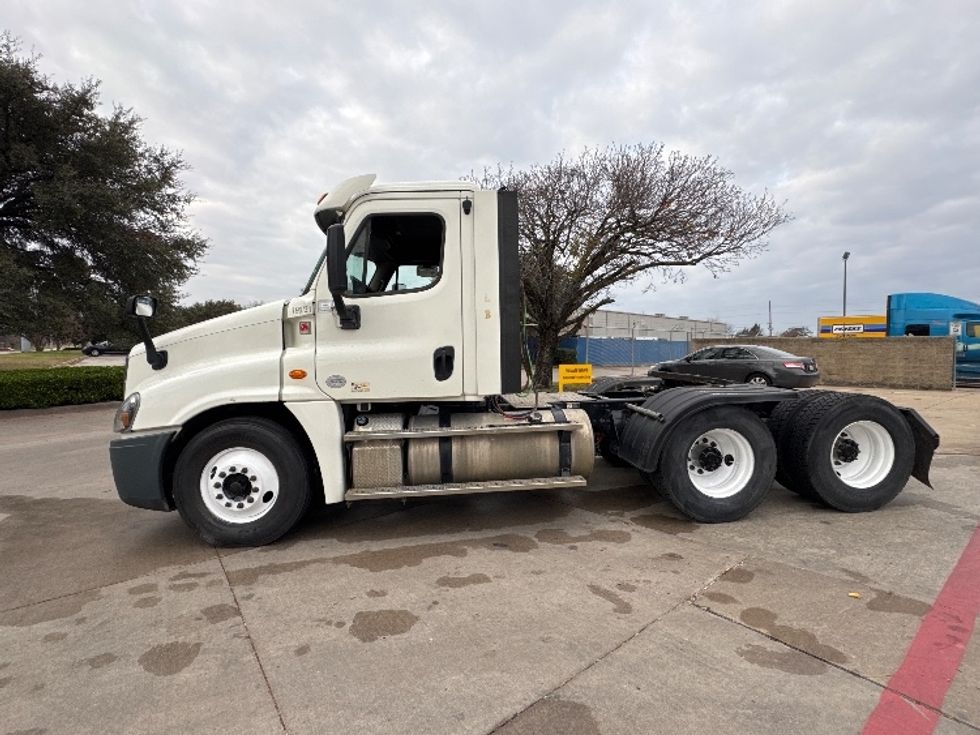 Day Cab Tractor-Heavy Duty Tractors-Freightliner-2018-Cascadia 12564ST-Garland-TX-354,437\n\t\tmiles-$ 44,750 - Image 4