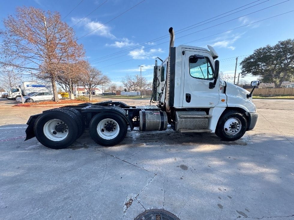 Day Cab Tractor-Heavy Duty Tractors-Freightliner-2018-Cascadia 12564ST-Garland-TX-354,437\n\t\tmiles-$ 44,750 - Image 8