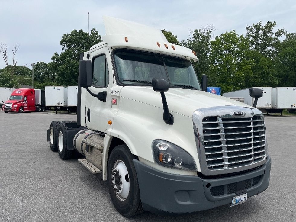 Day Cab Tractor-Heavy Duty Tractors-Freightliner-2018-Cascadia 12564ST-Goshen-IN-398,656\n\t\tmiles-$ 39,750 - Image 1