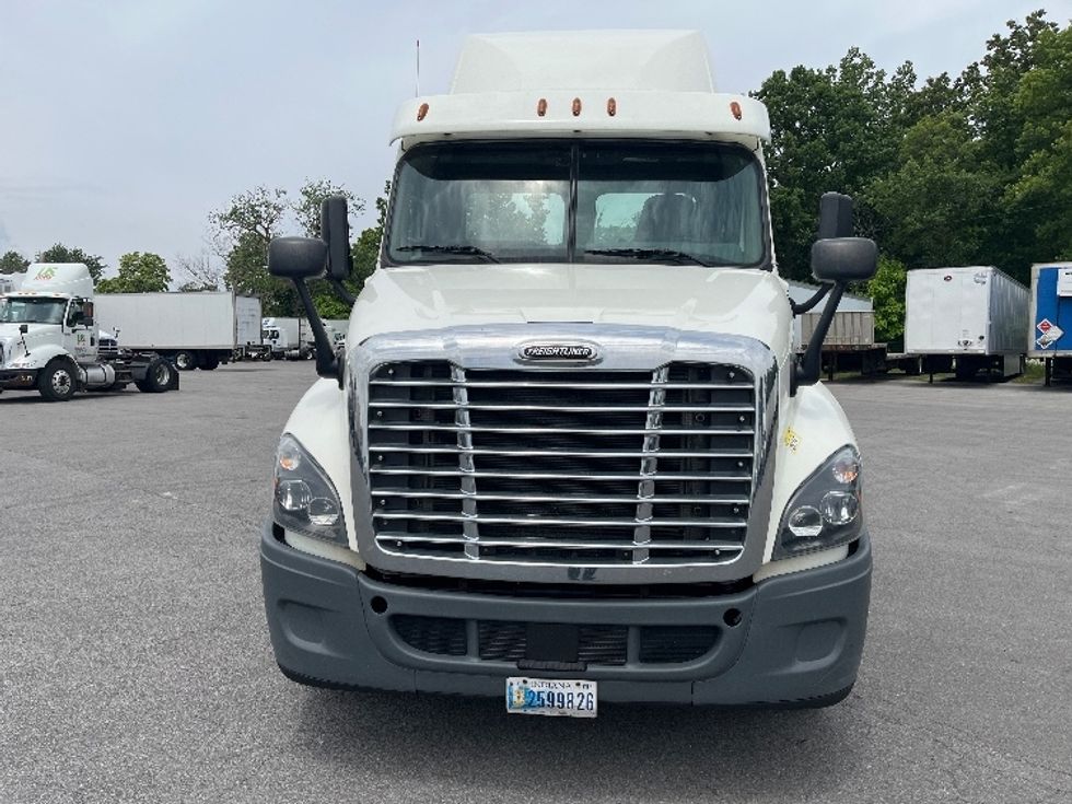 Day Cab Tractor-Heavy Duty Tractors-Freightliner-2018-Cascadia 12564ST-Goshen-IN-398,656\n\t\tmiles-$ 39,750 - Image 2