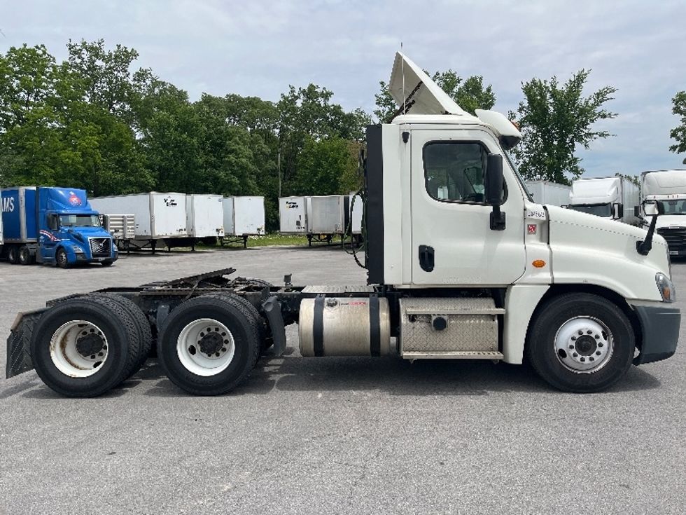 Day Cab Tractor-Heavy Duty Tractors-Freightliner-2018-Cascadia 12564ST-Goshen-IN-398,656\n\t\tmiles-$ 39,750 - Image 8