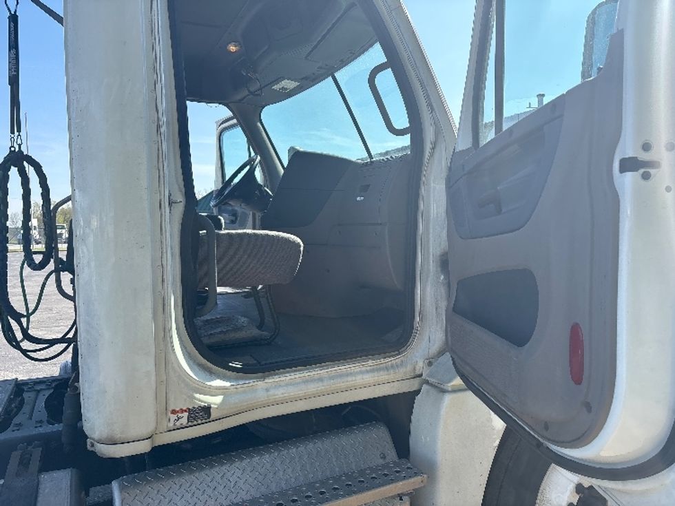 Day Cab Tractor-Heavy Duty Tractors-Freightliner-2018-Cascadia 12564ST-Goshen-IN-544,286\n\t\tmiles-$ 30,250 - Image 12