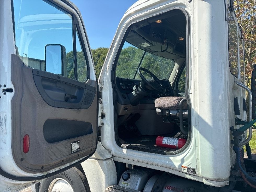 Day Cab Tractor-Heavy Duty Tractors-Freightliner-2018-Cascadia 12564ST-Goshen-IN-544,286\n\t\tmiles-$ 30,250 - Image 9