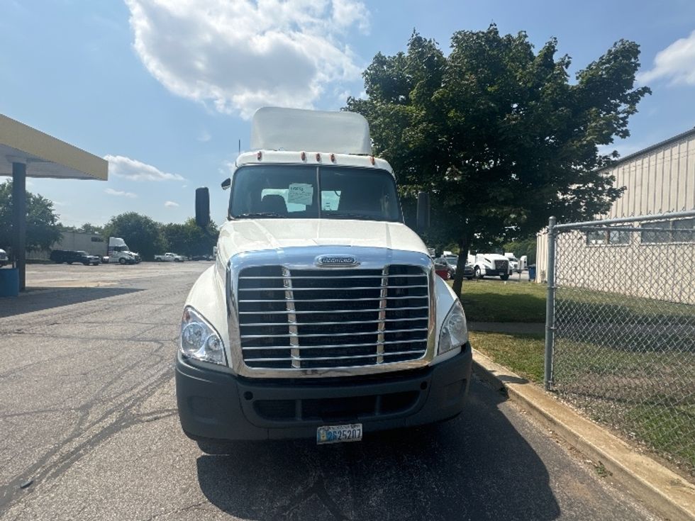 Day Cab Tractor-Heavy Duty Tractors-Freightliner-2018-Cascadia 12564ST-Goshen-IN-576,906\n\t\tmiles-$ 30,000 - Image 2