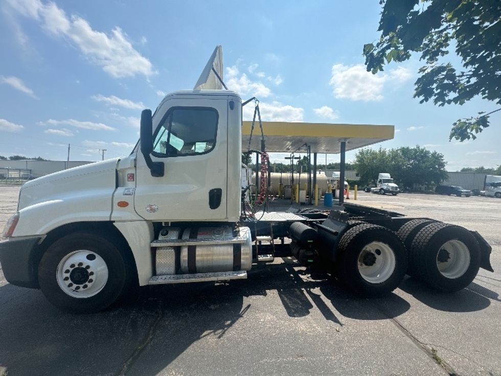 Day Cab Tractor-Heavy Duty Tractors-Freightliner-2018-Cascadia 12564ST-Goshen-IN-576,906\n\t\tmiles-$ 30,000 - Image 4