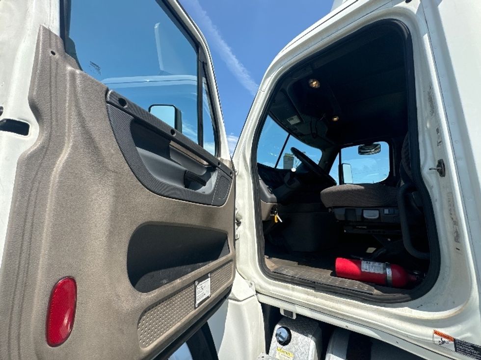 Day Cab Tractor-Heavy Duty Tractors-Freightliner-2018-Cascadia 12564ST-Goshen-IN-576,906\n\t\tmiles-$ 30,000 - Image 9