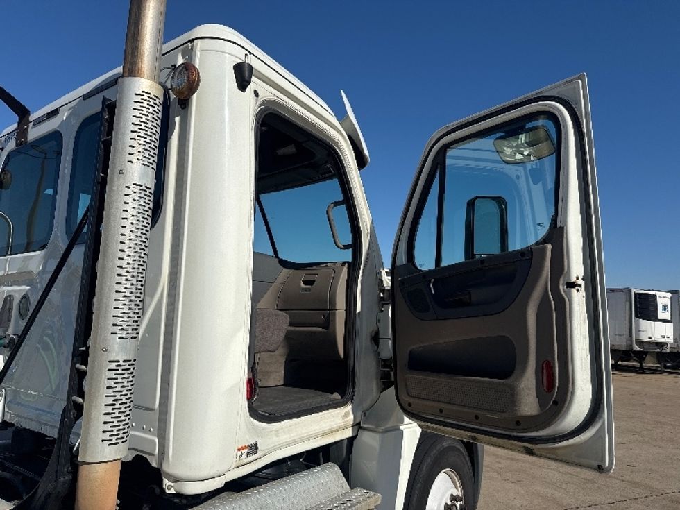 2018 Freightliner Cascadia 125" Sleeper Cab photo 12