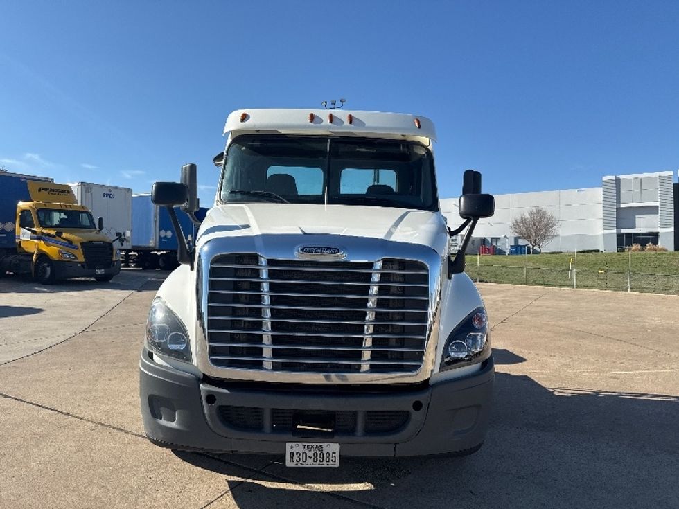 2018 Freightliner Cascadia 125" Sleeper Cab photo 2