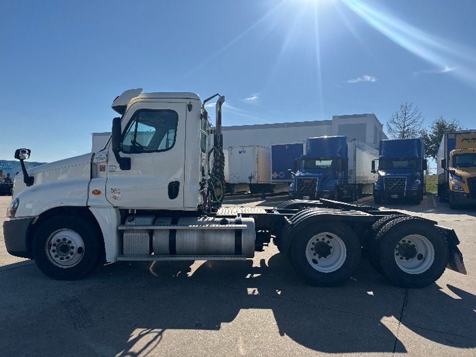 2018 Freightliner Cascadia 125" Sleeper Cab photo 4