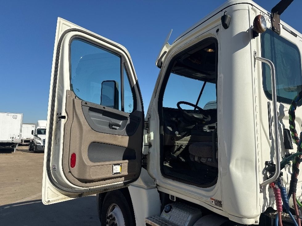 2018 Freightliner Cascadia 125" Sleeper Cab photo 9