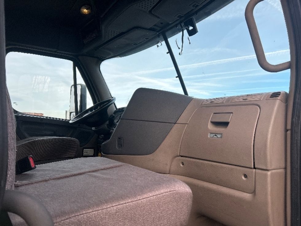 Day Cab Tractor-Heavy Duty Tractors-Freightliner-2018-Cascadia 12564ST-Greensboro-NC-500,002\n\t\tmiles-$ 35,250 - Image 12