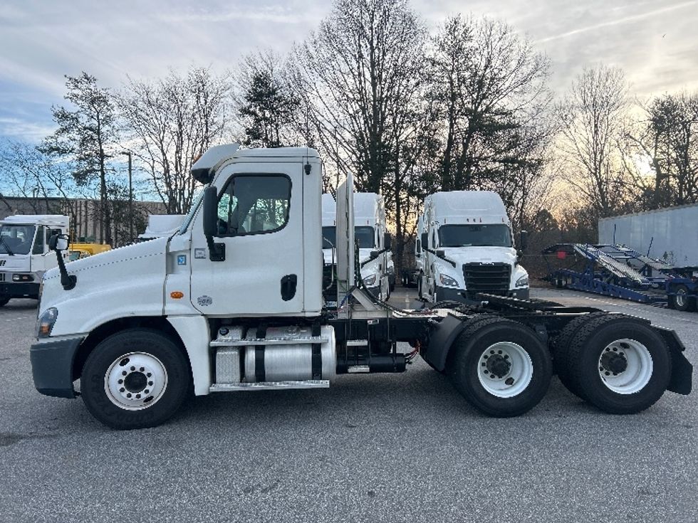 Day Cab Tractor-Heavy Duty Tractors-Freightliner-2018-Cascadia 12564ST-Greensboro-NC-500,002\n\t\tmiles-$ 35,250 - Image 4