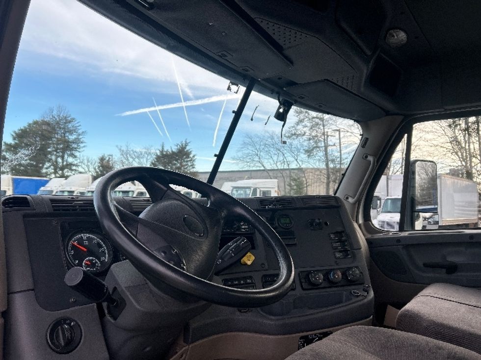 Day Cab Tractor-Heavy Duty Tractors-Freightliner-2018-Cascadia 12564ST-Greensboro-NC-500,002\n\t\tmiles-$ 35,250 - Image 9