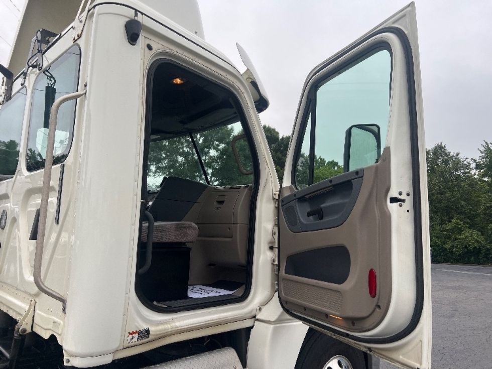 Day Cab Tractor-Heavy Duty Tractors-Freightliner-2018-Cascadia 12564ST-Greensboro-NC-612,568\n\t\tmiles-$ 30,000 - Image 12