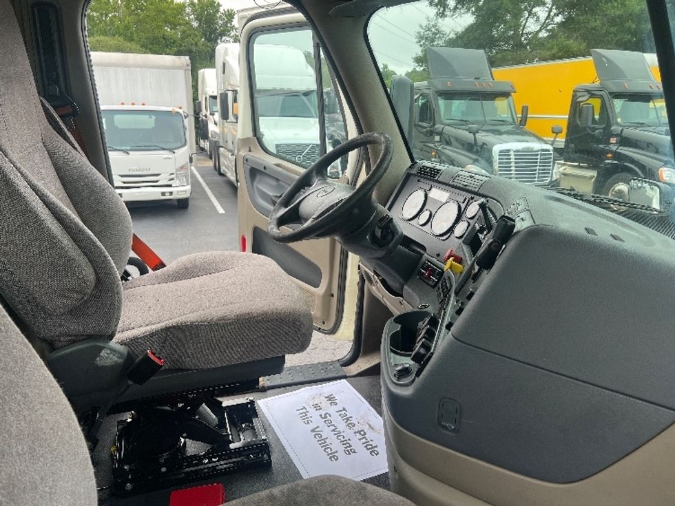 Day Cab Tractor-Heavy Duty Tractors-Freightliner-2018-Cascadia 12564ST-Greensboro-NC-612,568\n\t\tmiles-$ 30,000 - Image 14