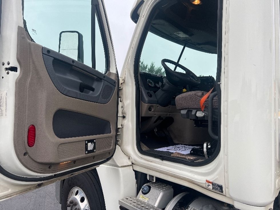 Day Cab Tractor-Heavy Duty Tractors-Freightliner-2018-Cascadia 12564ST-Greensboro-NC-612,568\n\t\tmiles-$ 30,000 - Image 9