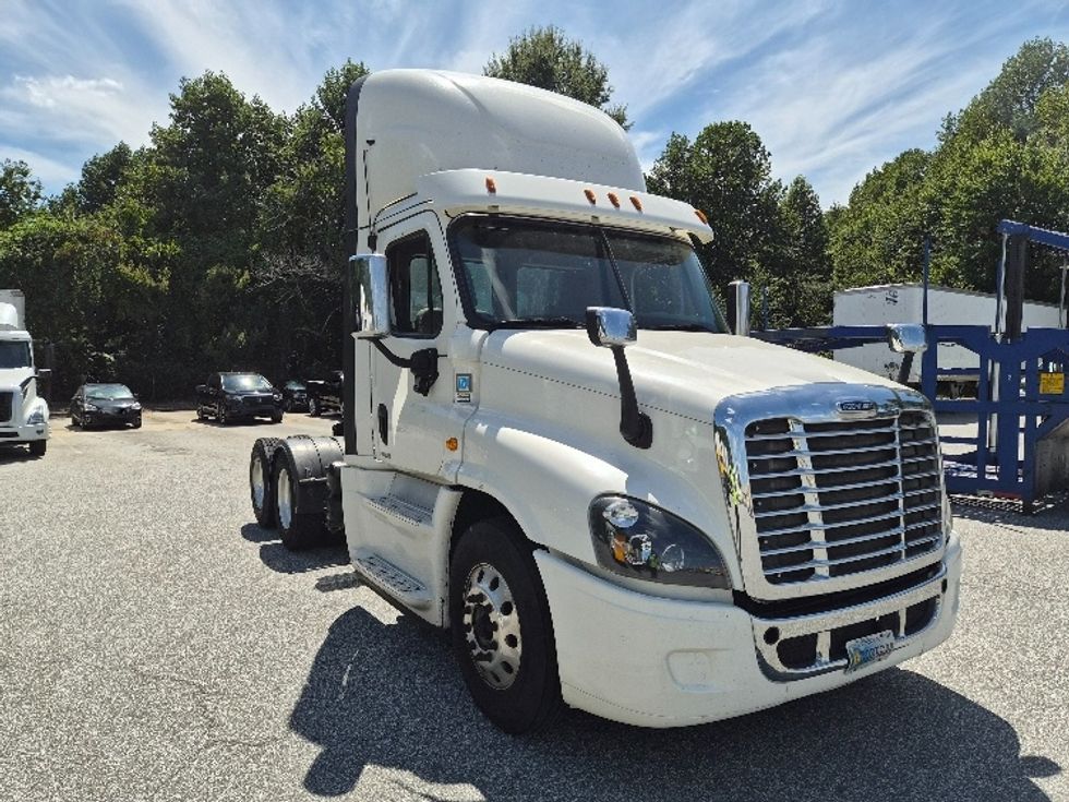 Day Cab Tractor-Heavy Duty Tractors-Freightliner-2018-Cascadia 12564ST-Greensboro-NC-947,656\n\t\tmiles-$ 22,250 - Image 1