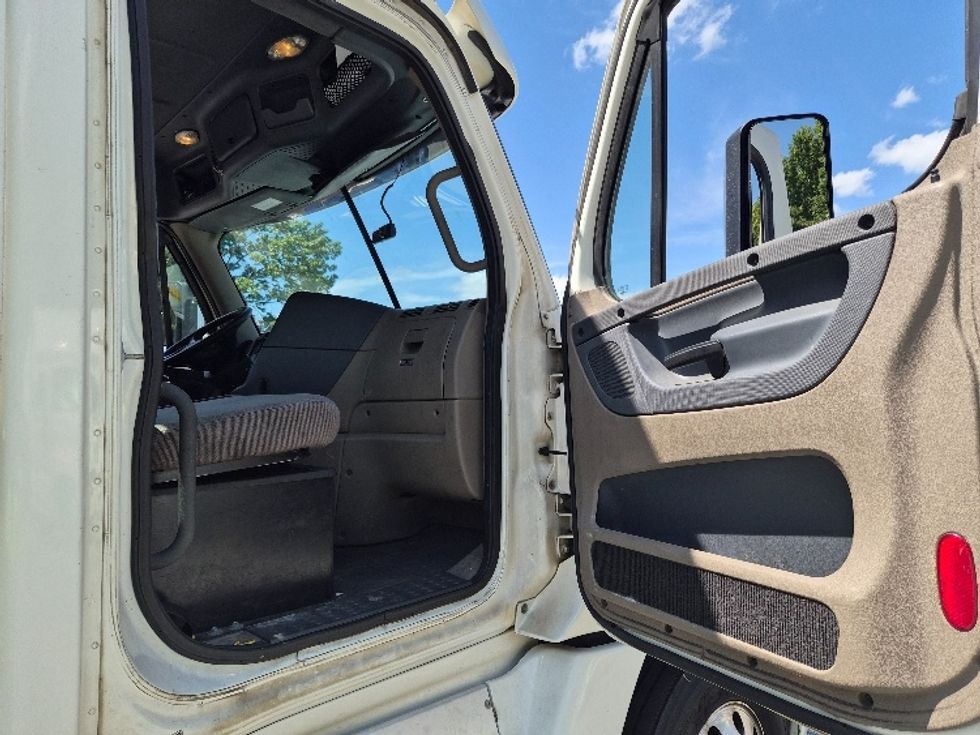 Day Cab Tractor-Heavy Duty Tractors-Freightliner-2018-Cascadia 12564ST-Greensboro-NC-947,656\n\t\tmiles-$ 22,250 - Image 12