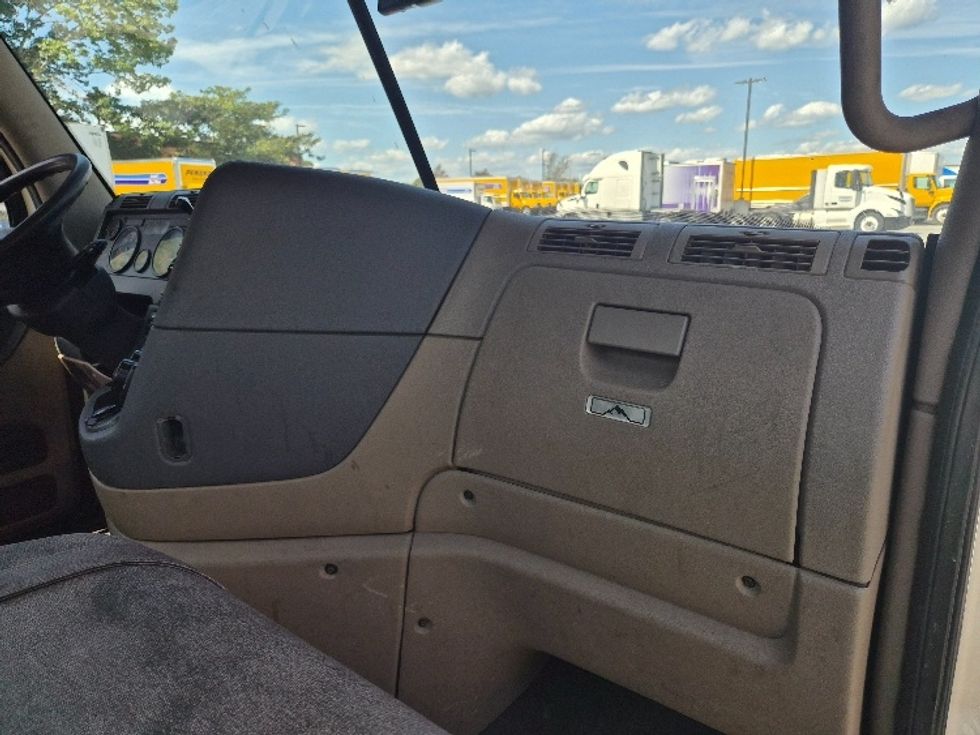 Day Cab Tractor-Heavy Duty Tractors-Freightliner-2018-Cascadia 12564ST-Greensboro-NC-947,656\n\t\tmiles-$ 22,250 - Image 13
