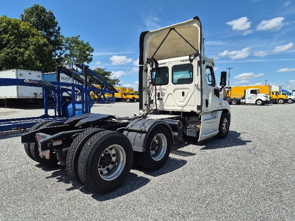 Day Cab Tractor-Heavy Duty Tractors-Freightliner-2018-Cascadia 12564ST-Greensboro-NC-947,656\n\t\tmiles-$ 22,250 - Image 7