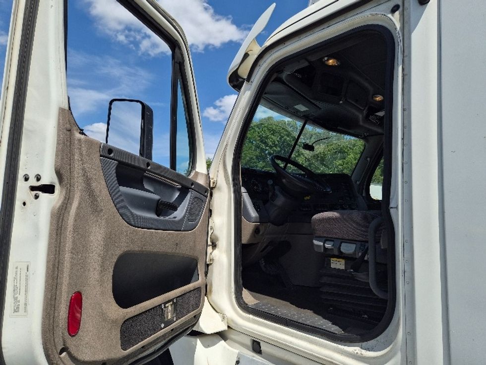 Day Cab Tractor-Heavy Duty Tractors-Freightliner-2018-Cascadia 12564ST-Greensboro-NC-947,656\n\t\tmiles-$ 22,250 - Image 9