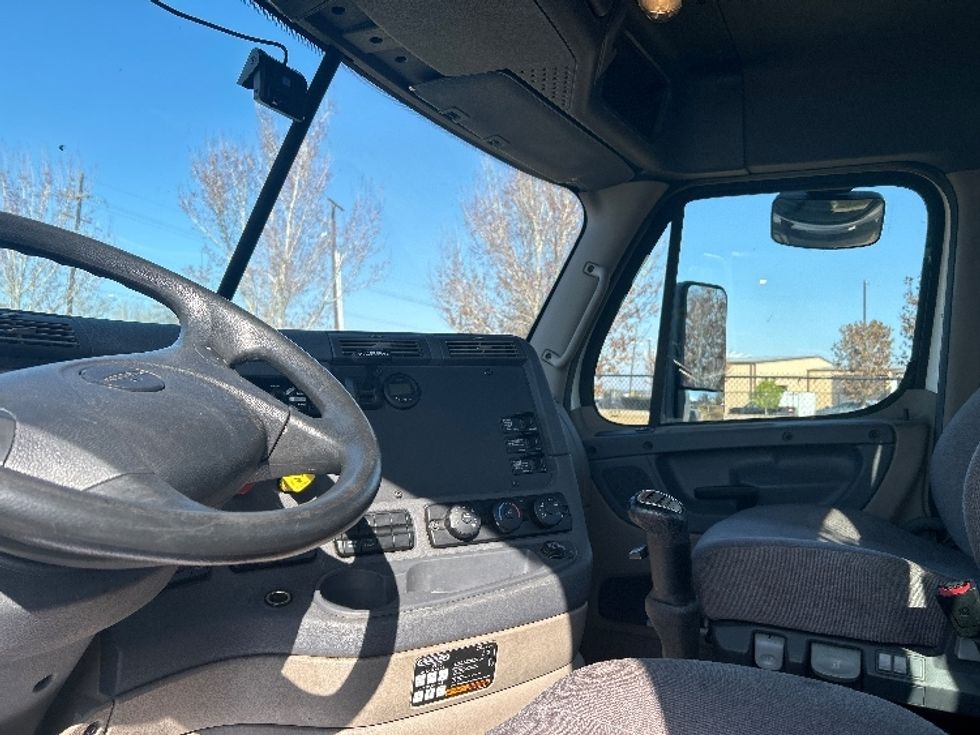 Day Cab Tractor-Heavy Duty Tractors-Freightliner-2018-Cascadia 12564ST-Hammond-LA-202,287\n\t\tmiles-$ 43,000 - Image 10