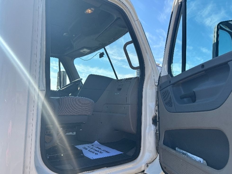 Day Cab Tractor-Heavy Duty Tractors-Freightliner-2018-Cascadia 12564ST-Hammond-LA-202,287\n\t\tmiles-$ 43,000 - Image 12