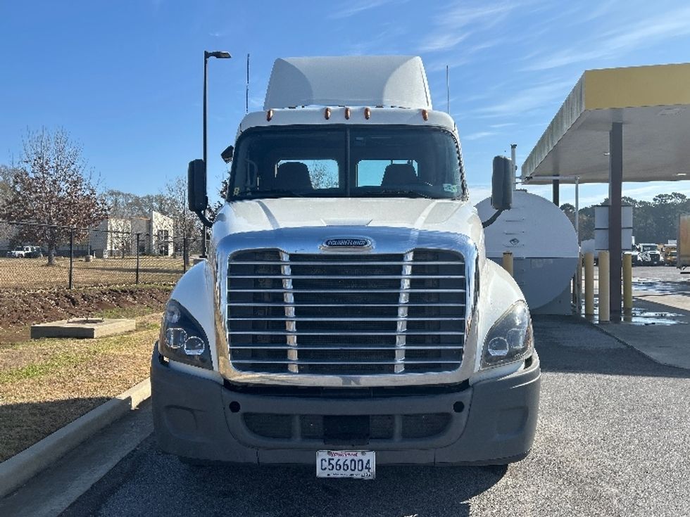 Day Cab Tractor-Heavy Duty Tractors-Freightliner-2018-Cascadia 12564ST-Hammond-LA-202,287\n\t\tmiles-$ 43,000 - Image 2