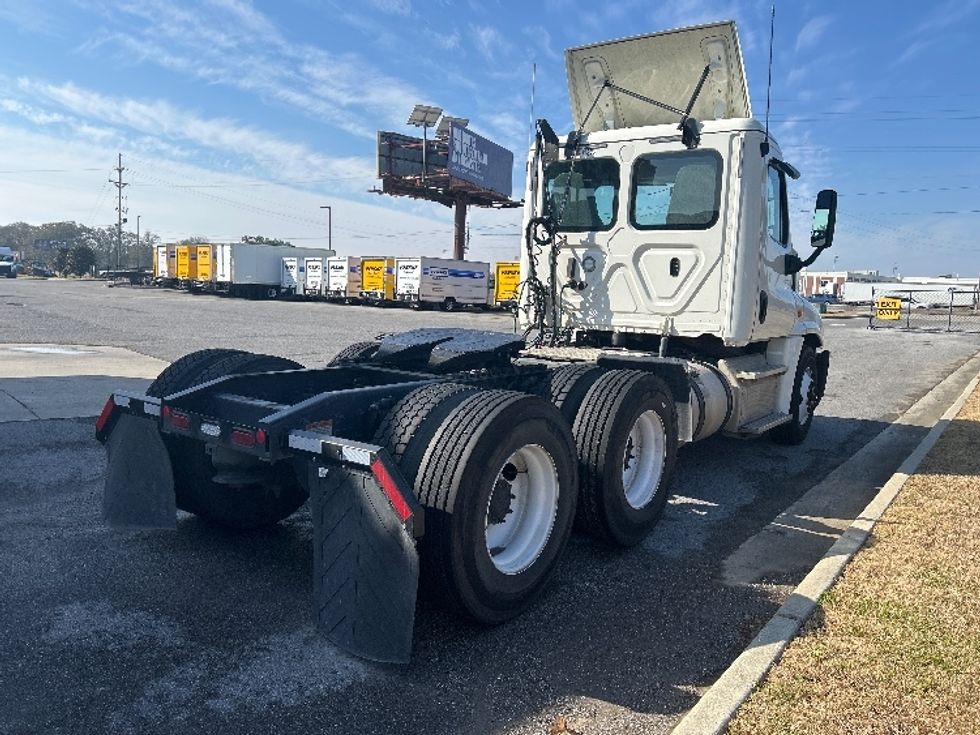 Day Cab Tractor-Heavy Duty Tractors-Freightliner-2018-Cascadia 12564ST-Hammond-LA-202,287\n\t\tmiles-$ 43,000 - Image 7