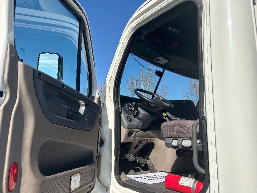 Day Cab Tractor-Heavy Duty Tractors-Freightliner-2018-Cascadia 12564ST-Hammond-LA-202,287\n\t\tmiles-$ 43,000 - Image 9